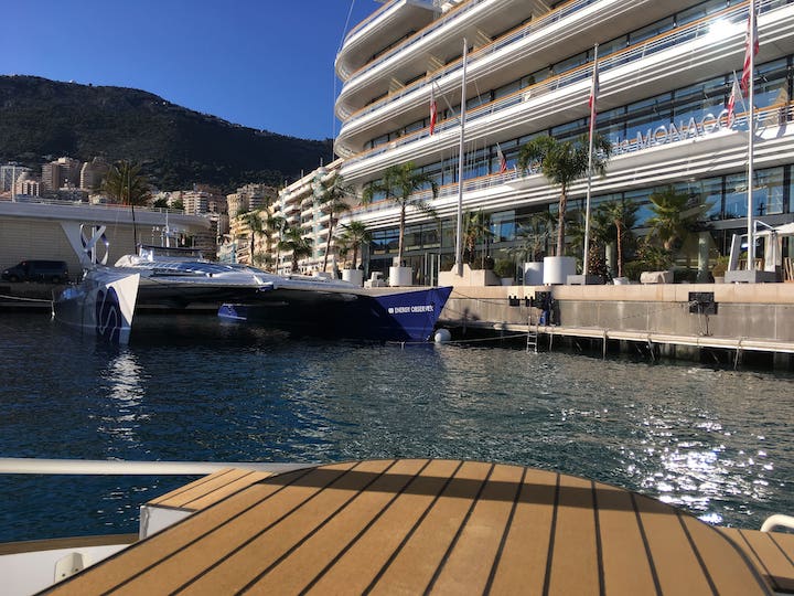Energy Observer devant le Yacht Club de Monaco vu depuis l'Octopus